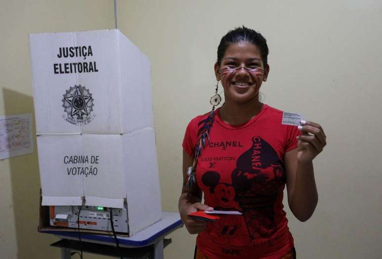 Naiely Carvalho de Castro, de 16 anos, integrante do grupo &eacute;tnico ind&iacute;gena Sater&eacute;-Maw&eacute;, mostra a urna eletr&ocirc;nica ao votar na comunidade de Sahu-Ap&eacute;, em Iranduba, no Estado do Amazonas, Brasil, em 30 de outubro de 2022, durante o segundo turno da elei&ccedil;&atilde;o presidencial.