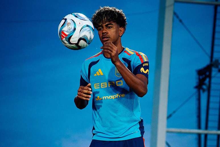 Lamine Yamal durante treinamento da sele&ccedil;&atilde;o espanhola &ndash;