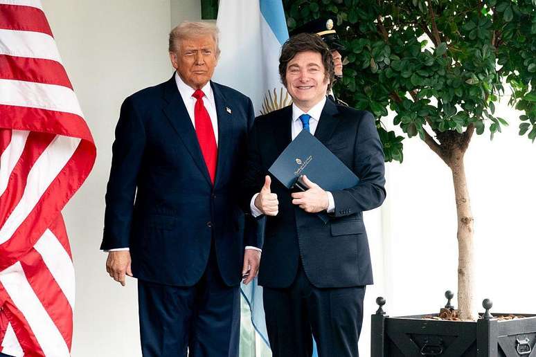 Donald Trump condicionou manuten&ccedil;&atilde;o de ajuda financeira americana &agrave; vit&oacute;ria de grupo pol&iacute;tico de Javier Milei, na Argentina.