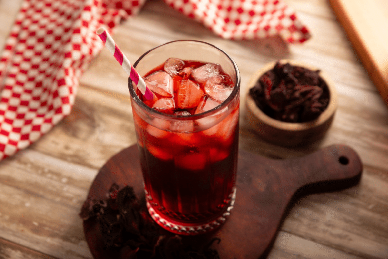 O hibisco &eacute; uma alternativa que combina com a primavera, uma vez que pode ser consumido gelado 