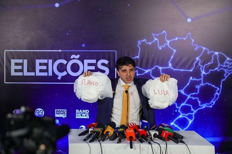 O candidato &agrave; presid&ecirc;ncia Renan Santos (Miss&atilde;o) durante debate promovido pela Band, em S&atilde;o Paulo, Brasil, no domingo, 23 de agosto de 2026.
