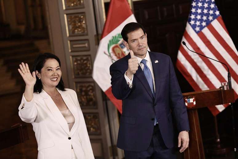 A presidente rec&eacute;m-eleita do Peru, Keiko Fujimori, recebe o secret&aacute;rio de Estado americano, Marco Rubio, em Lima, em setembro.