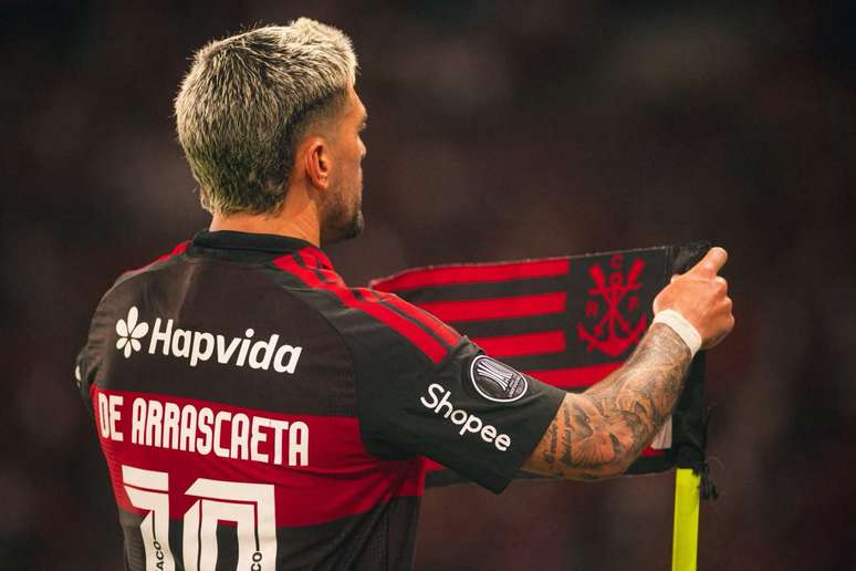 Arrascaeta vai &agrave;s redes ap&oacute;s fratura no punho esquerdo &ndash;