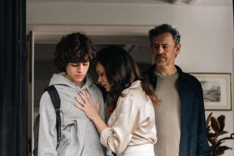Filme 'Precisamos Falar', de Pedro Waddington e Rebeca Diniz, estreou nesta quinta-feira, 24