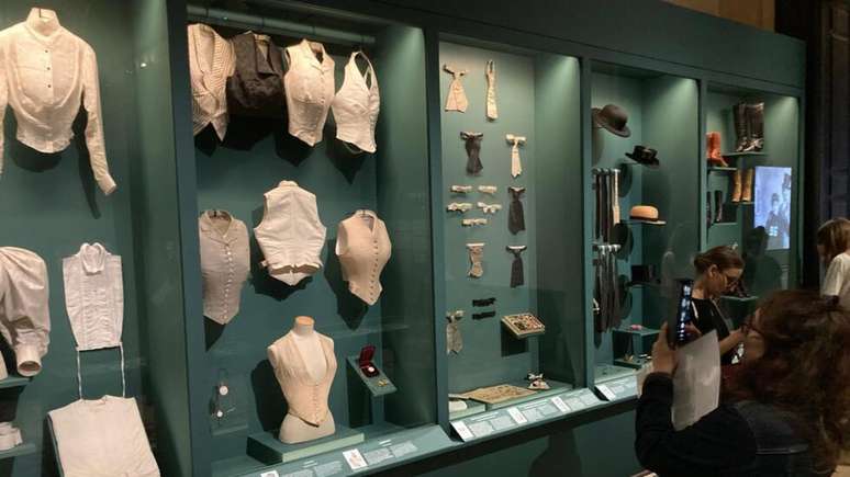 A exposi&ccedil;&atilde;o &ldquo;Feminidades Dissidentes&rdquo;, no Museu Galliera, aborda a apropria&ccedil;&atilde;o, por parte das mulheres, dos c&oacute;digos de vestu&aacute;rio masculinos, inclusive por meio de acess&oacute;rios que transitavam entre os dois guarda-roupas.