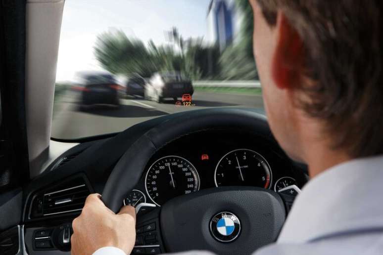 Sistemas modernos conseguem identificar faixas, ve&iacute;culos ao redor e limites de velocidade, mas alertas frequentes ou imprecisos podem reduzir a confian&ccedil;a do motorista na tecnologia