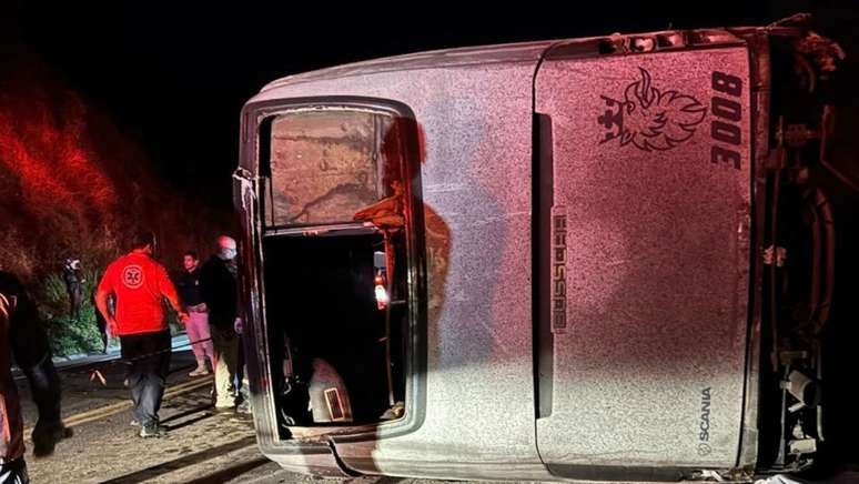 Acidente com &ocirc;nibus deixa 3 mortos e 44 feridos em rodovia no Esp&iacute;rito Santo