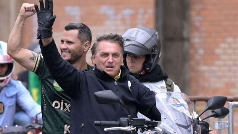 L&iacute;der nas pesquisas, Cleitinho 'se alinha ao bolsonarismo sem se dizer bolsonarista', diz professor. Foto de 2022 mostra senador com o ex-presidente Bolsonaro