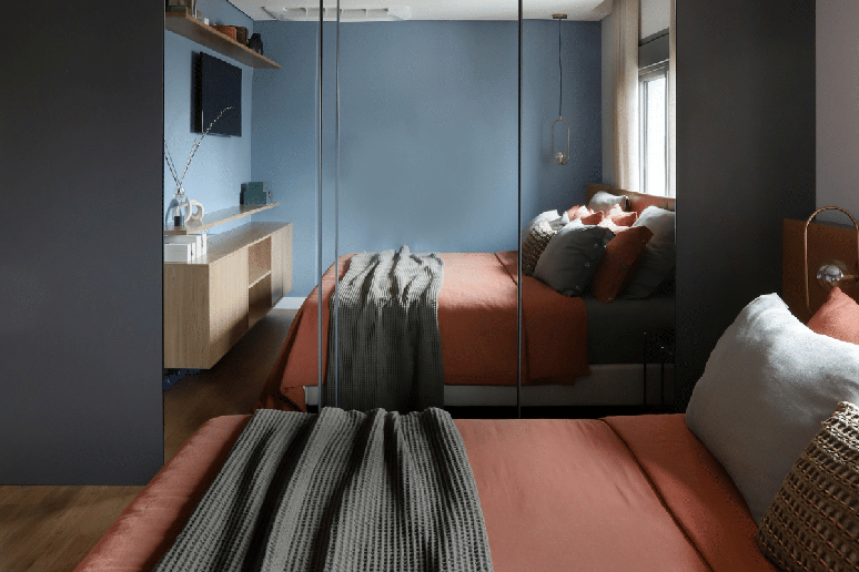 A combina&ccedil;&atilde;o de diferentes tons de azul ajuda a criar profundidade e personalidade sem deixar o quarto visualmente pesado 