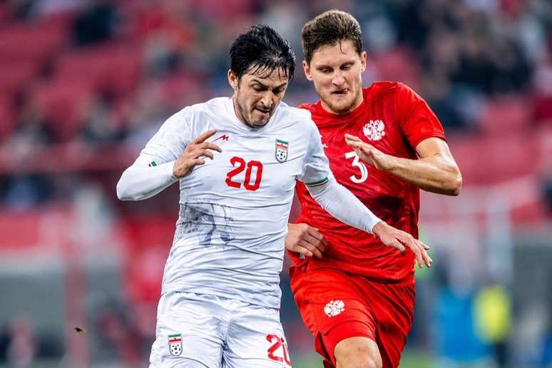 Jogadores de R&uacute;ssia e Ir&atilde; em disputa de bola &ndash;
