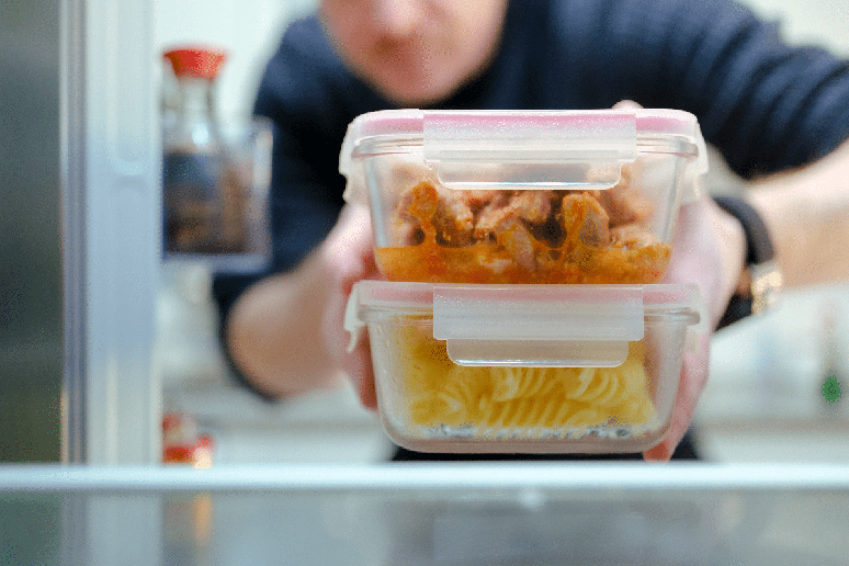 Armazenar sobras de alimentos em recipientes limpos e fechados facilita a conserva&ccedil;&atilde;o e o controle das por&ccedil;&otilde;es 