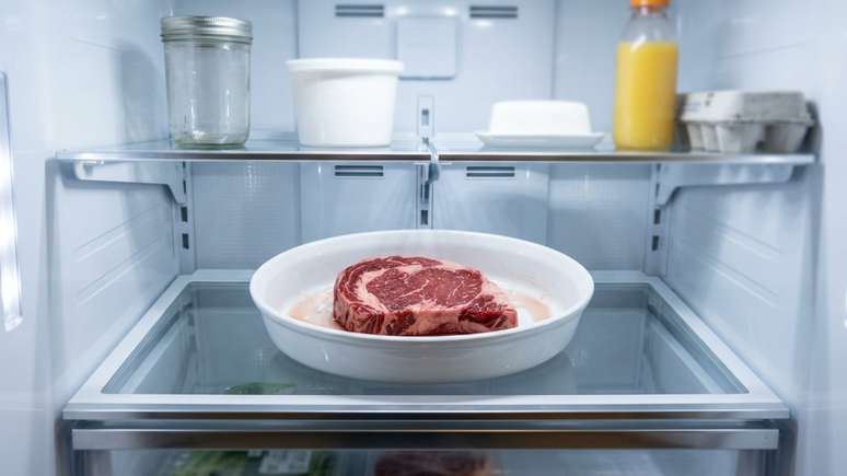 Evitar o uso de &aacute;gua corrente na pia protege os alimentos contra contamina&ccedil;&otilde;es indesejadas.