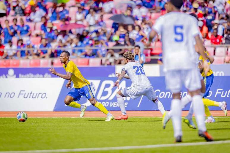 Ruanda (de amarelo) calou o Est&aacute;dio Nacional de Cabo Verde, em Praia &ndash;