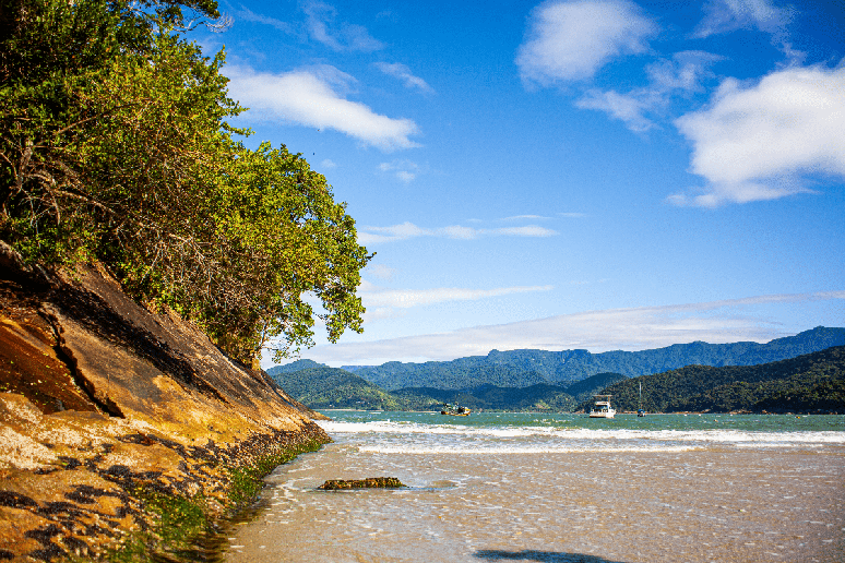A Praia do L&aacute;zaro tem mar mar extremamente calmo, raso e sem ondas 