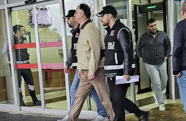 Momento da pris&atilde;o de Ferhat G&uuml;ndoğdu na Turquia &ndash;