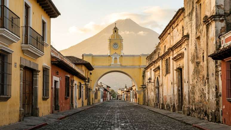 A charmosa Antigua encanta viajantes ao combinar uma heran&ccedil;a monumental &uacute;nica com vulc&otilde;es majestosos.
