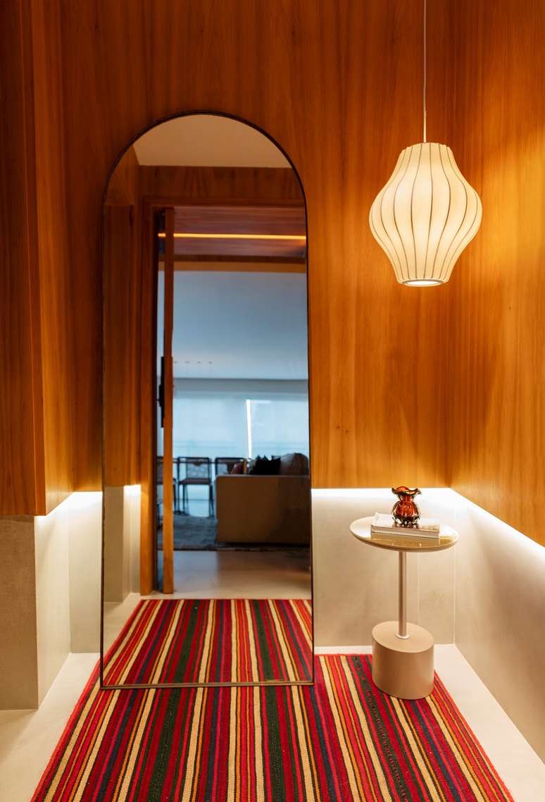 Exemplo de luz difusa obtida com um pendente em tecido, com fibra de seda, que traz eleg&acirc;ncia e leveza ao ambiente | Projeto do Studio Triarq e foto de Emerson Rodrigues