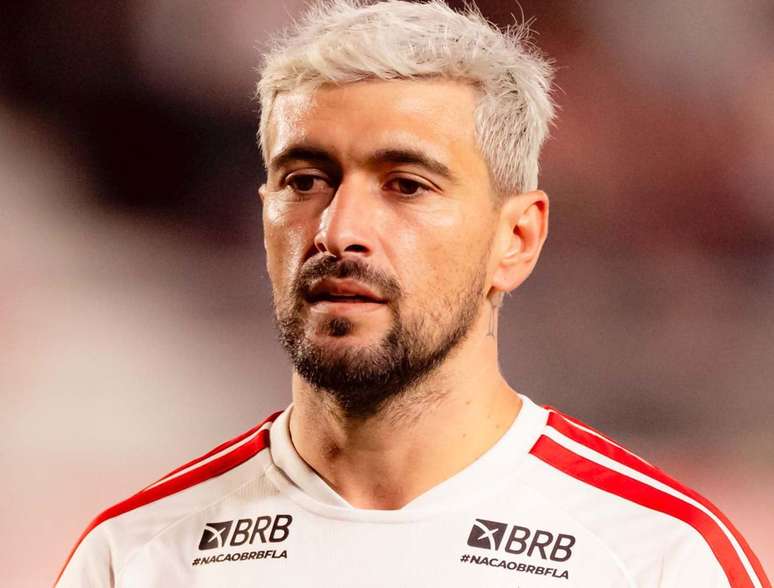 Craque do Flamengo, de Arrascaeta se machucou diante do Estudiantes, em abril &ndash;