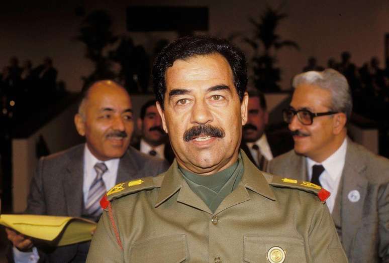 O ex-presidente iraquiano Saddam Hussein, retratado aqui em 11 de novembro de 1987, foi posteriormente deposto ap&oacute;s a invas&atilde;o do Iraque liderada pelos EUA em 2003, julgado por um tribunal iraquiano e condenado &agrave; morte.