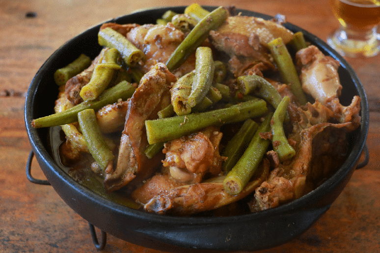 Frango caipira com quiabo 