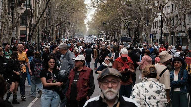 Cr&iacute;ticos apontam que os benef&iacute;cios econ&ocirc;micos n&atilde;o chegaram &agrave; maior parte da popula&ccedil;&atilde;o.