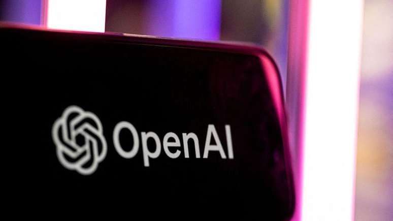 Celular com a OpenAI aberta.