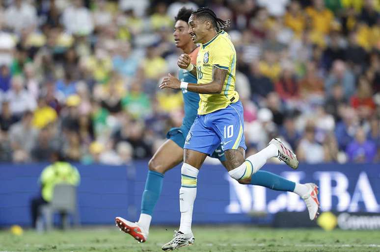 Raphinha em campo pela Sele&ccedil;&atilde;o Brasileira contra a Austr&aacute;li &ndash;
