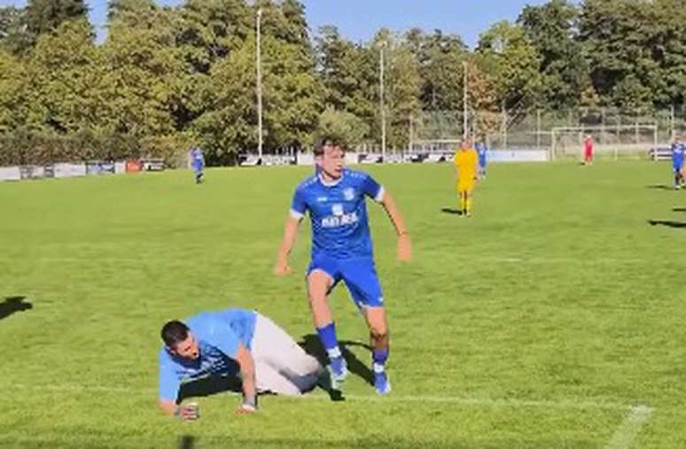 Ex-zagueiro, S&uuml;le jogou improvisado como goleiro pelo SV Tiefenbach &ndash;