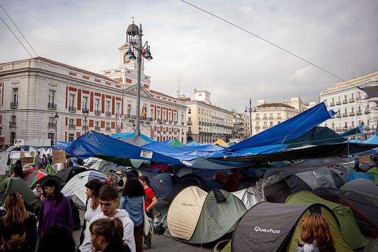Manifestantes permaneciam acampados em barracas na Porta do Sol, em Madri, nesta ter&ccedil;a-feira (29/9)