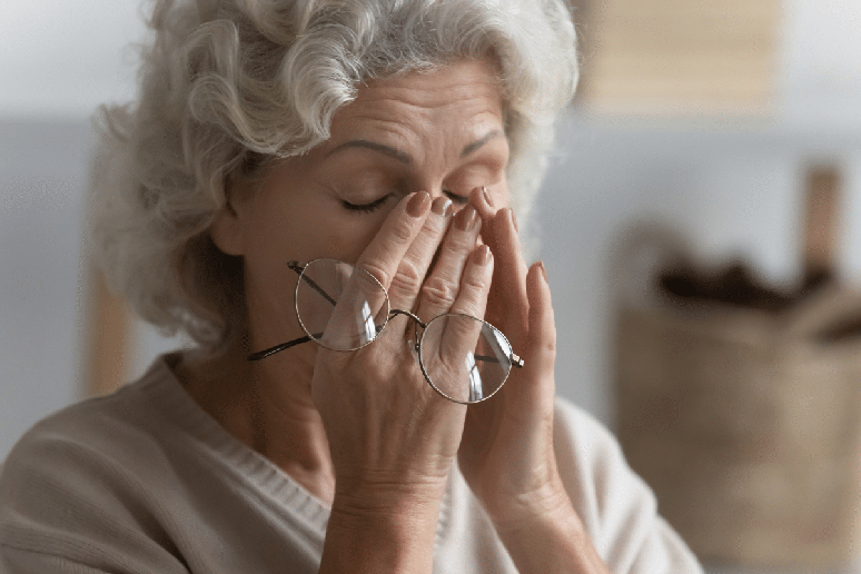 Tontura, fraqueza, dor de cabe&ccedil;a, sonol&ecirc;ncia excessiva, boca seca e outros podem indicar que o organismo do idoso est&aacute; sofrendo com o excesso de calor 