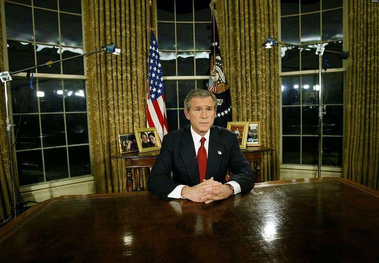 Em um pronunciamento televisionado em 19 de mar&ccedil;o de 2003, o presidente George W. Bush anunciou o lan&ccedil;amento da Opera&ccedil;&atilde;o Liberdade do Iraque, marcando o in&iacute;cio da invas&atilde;o do Iraque liderada pelos Estados Unidos