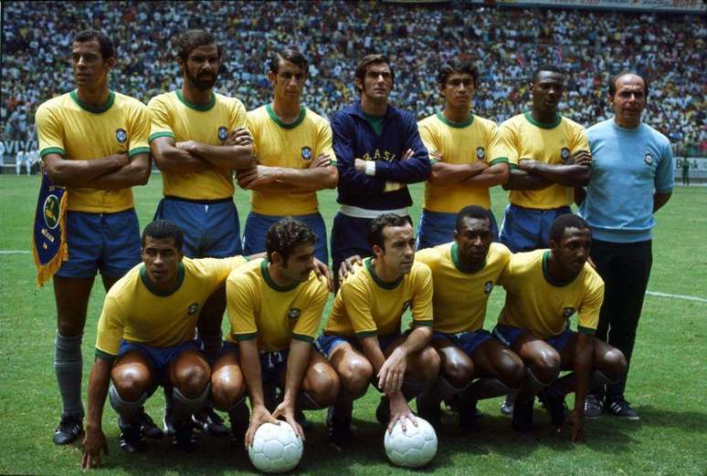 Everaldo (segundo da direita para a esquerda na fila de tr&aacute;s) foi campe&atilde;o mundial em 1970 no M&eacute;xico