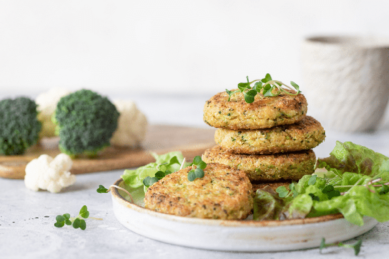 Hamb&uacute;rguer de quinoa com br&oacute;colis e couve-flor 