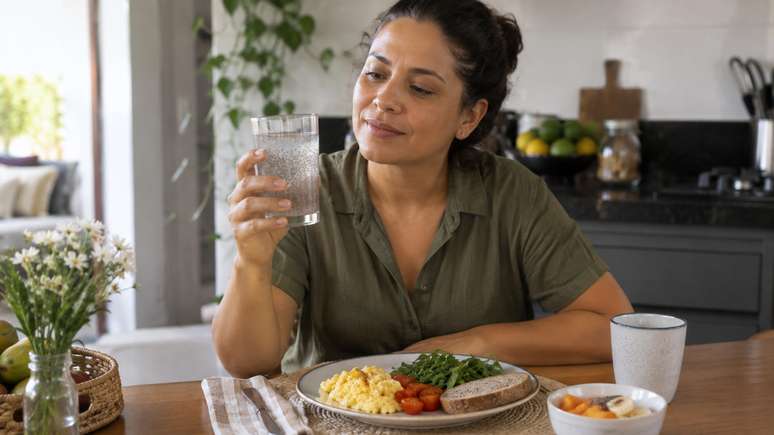 &Aacute;gua com chia fornece fibras, mas n&atilde;o produz milagres.