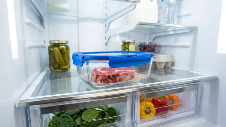 Posicionar carnes cruas nas prateleiras inferiores e utilizar recipientes vedados garante a m&aacute;xima higiene do refrigerador.