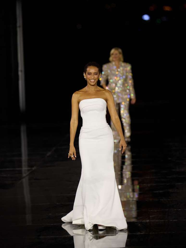 Ta&iacute;s Araujo exibe novo visual durante desfile em Paris
