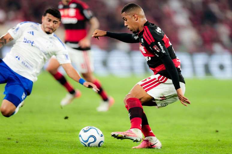 Samuel Lino faz o corte, deixa William no ch&atilde;o e marca um gola&ccedil;o no Maracan&atilde; &ndash;