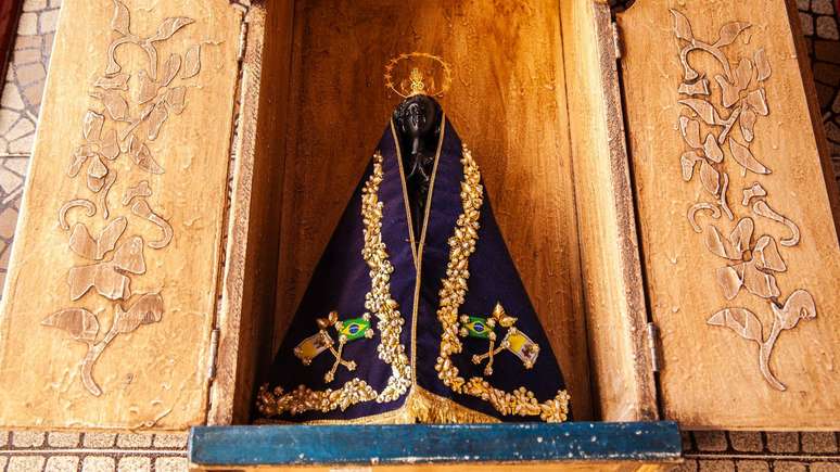 A lei brasileira declara 12 de outubro como feriado nacional consagrado a Nossa Senhora Aparecida