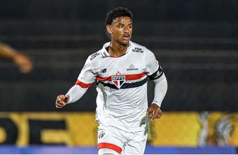 Jogador pertence ao S&atilde;o Paulo e ficar&aacute; em Ibaraki at&eacute; janeiro &ndash;