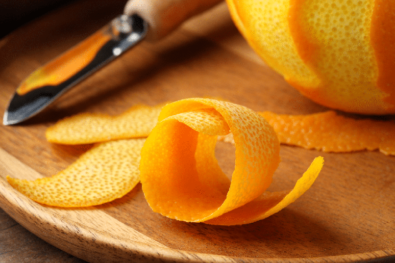 A parte colorida da casca da laranja concentra o aroma da fruta e pode ser aproveitada em diversas receitas 