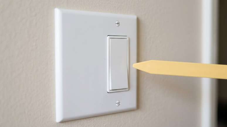 O uso de r&eacute;guas el&eacute;tricas com interruptor facilita o corte da alimenta&ccedil;&atilde;o invis&iacute;vel dos eletr&ocirc;nicos.