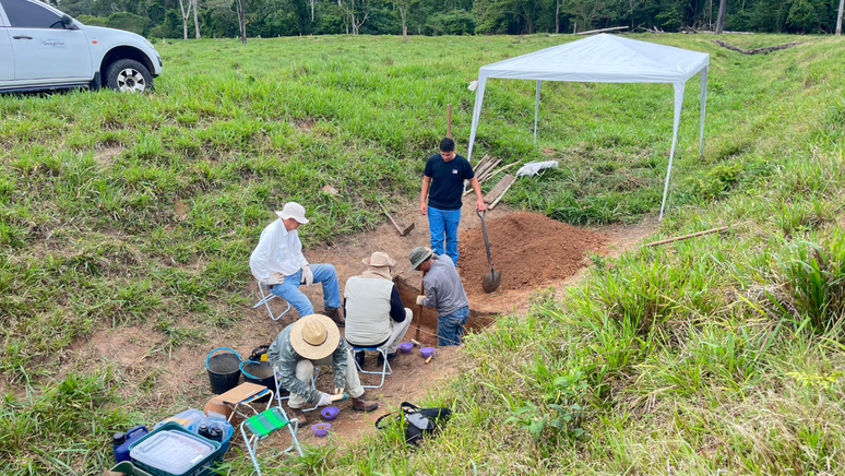 Escava&ccedil;&otilde;es arqueol&oacute;gicas feitas perto dos geoglifos indicam que essas estruturas tinham fins cerimoniais