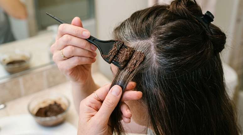 A tonalidade tende a perder intensidade conforme o cabelo entra em contato com shampoo, &aacute;gua e atrito.