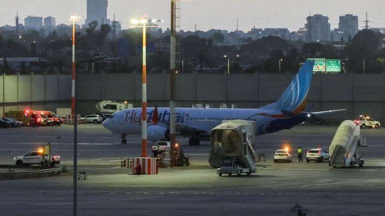 Voo de repatria&ccedil;&atilde;o fotografado na pista do aeroporto de Tel Aviv