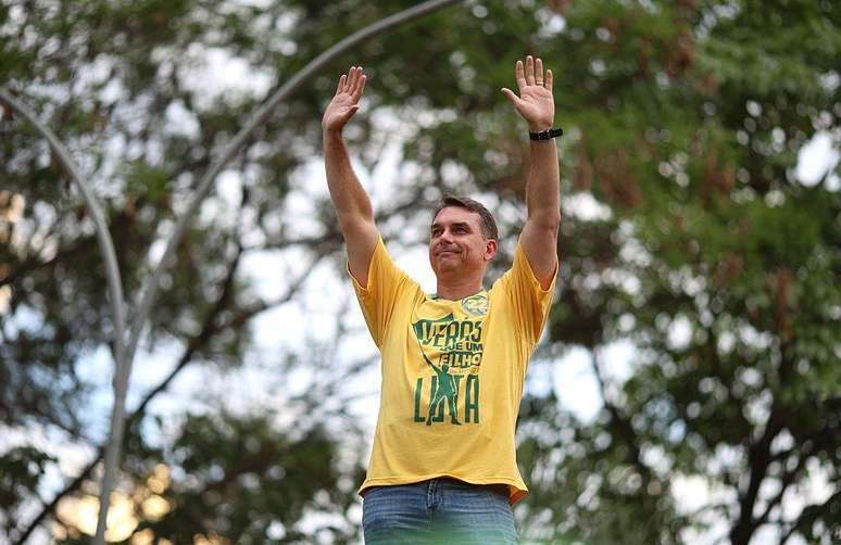 Fl&aacute;vio Bolsonaro afirmou que vai ao debate mesmo sem Lula, mas especialistas afirmam que decis&atilde;o pode ser revista caso Renan Santos seja convidado