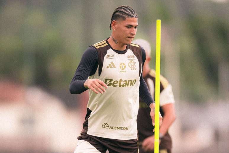 Carrascal durante treino no Ninho do Urubu &ndash;
