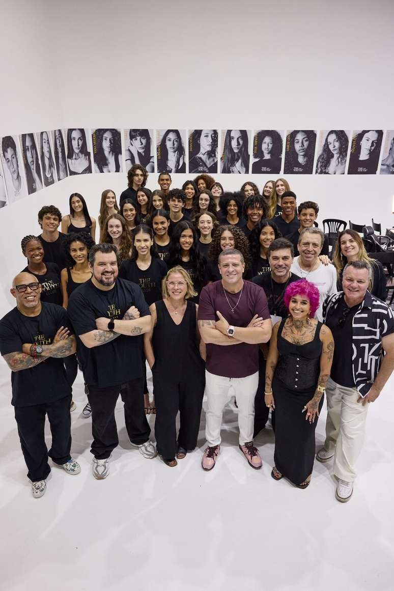 Equipe da Thinkers e finalistas do concurso de modelos The Youth (Foto; Divulga&ccedil;&atilde;o)