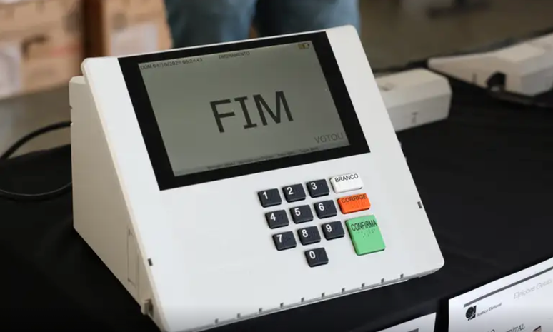 TSE faz demonstra&ccedil;&atilde;o de como votar na urna eletr&ocirc;nica na Rodovi&aacute;ria de Bras&iacute;lia
