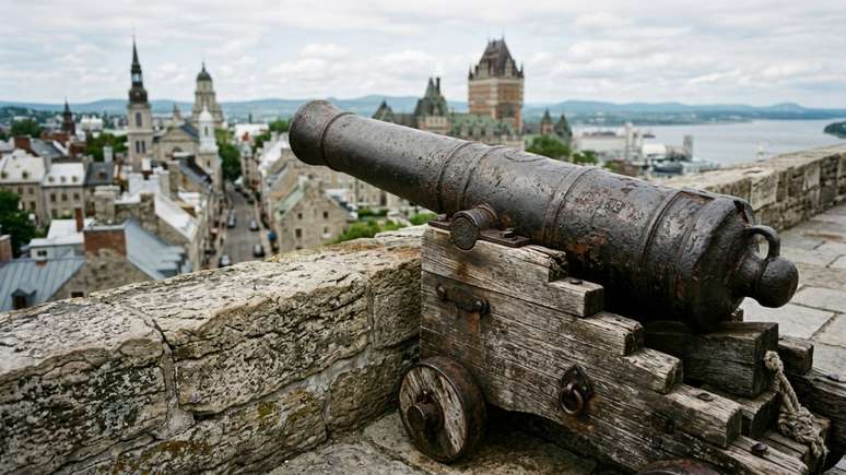Caminhar pelo centro hist&oacute;rico de Qu&eacute;bec revela uma imers&atilde;o &uacute;nica na arquitetura militar.