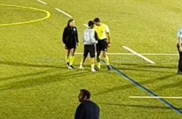Reprodu&ccedil;&atilde;o de v&iacute;deo - Legenda: &Aacute;rbitro Ricardo Baixinho pisou no p&eacute; de um atleta ap&oacute;s o fim de um jogo universit&aacute;rio